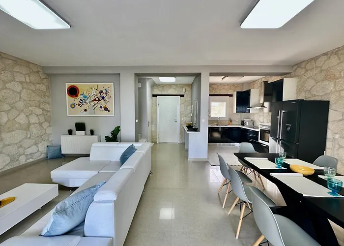 Four Seasons - The Eco Friendly Villa
